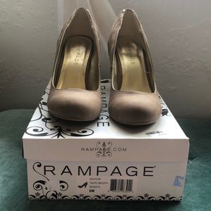 Round toe taupe pump